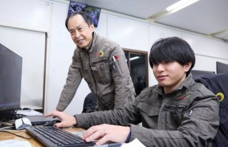 デスクワークをする男性従業員