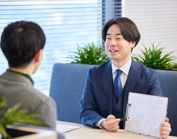 男性営業マンが提案をする様子