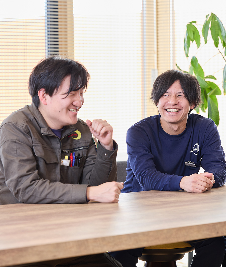 オフィス内でスーツを着た男性若手社員。