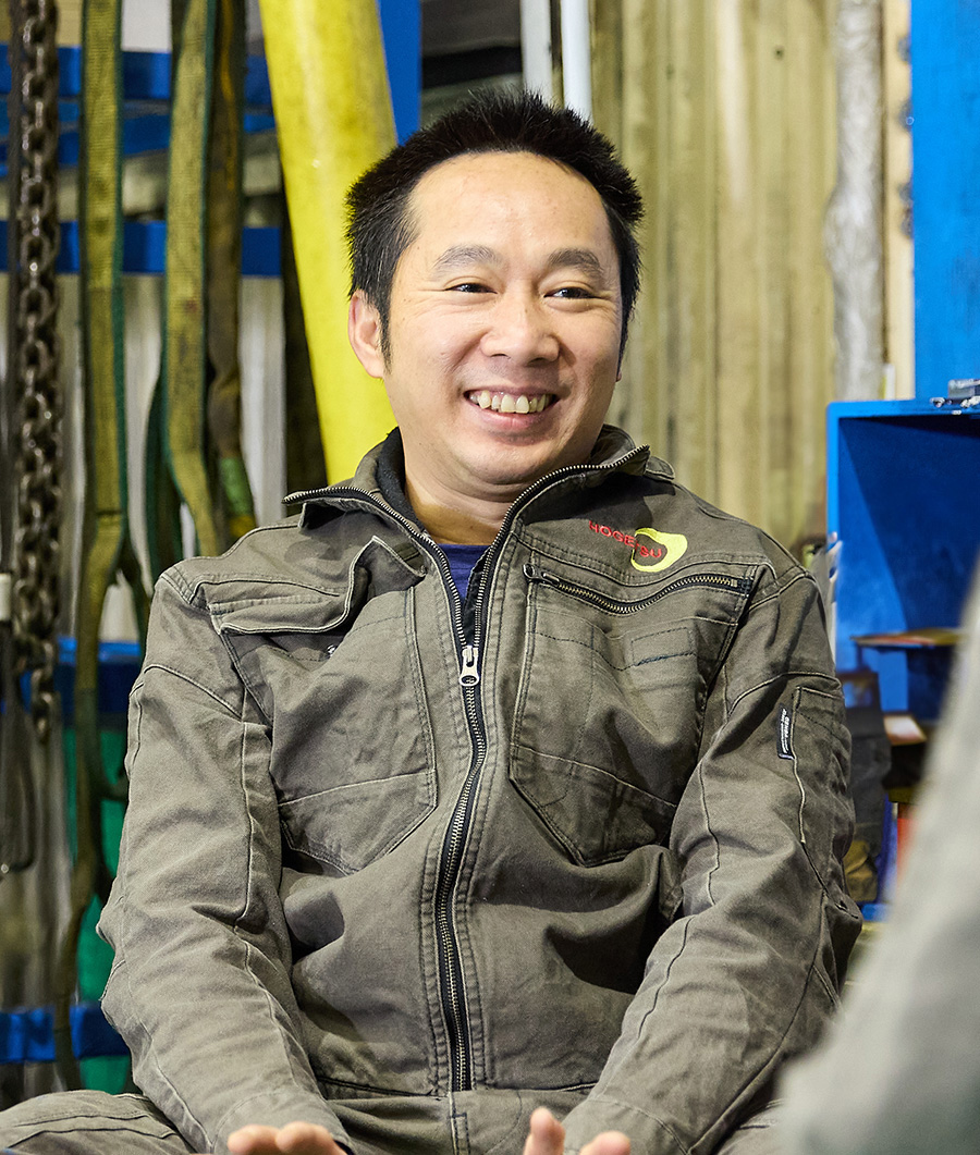 工場内で作業着を着た男性社員
