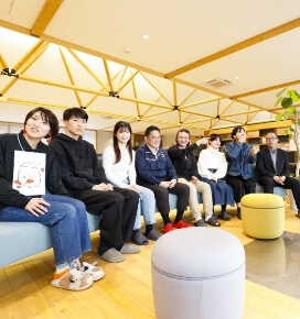 インターンシップで学生と社員で記念撮影