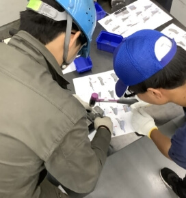 インターンシップで学生と社員が作業をする様子