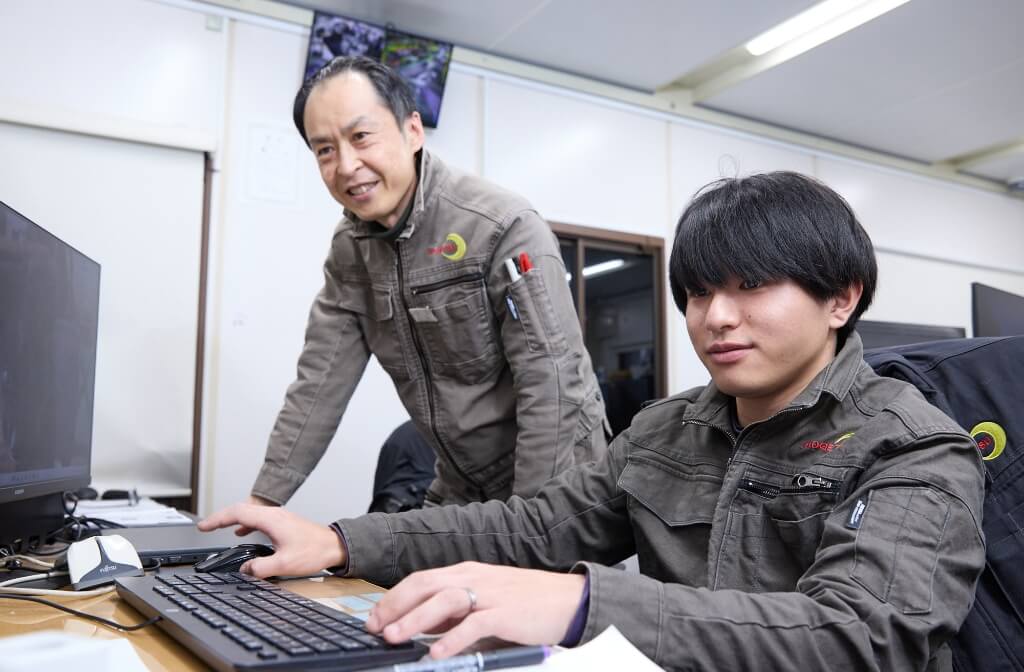 パソコンを操作する男性